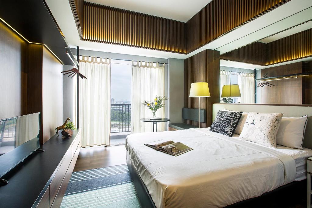 Interior kamar hotel modern di BSD