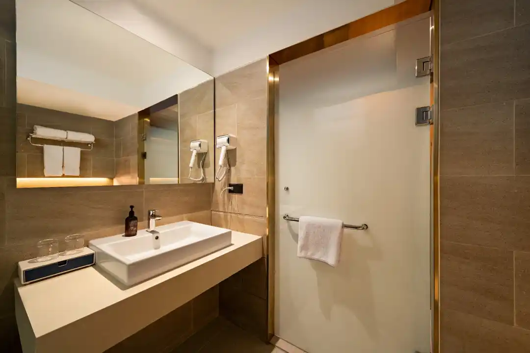 Kamar mandi hotel modern di BSD