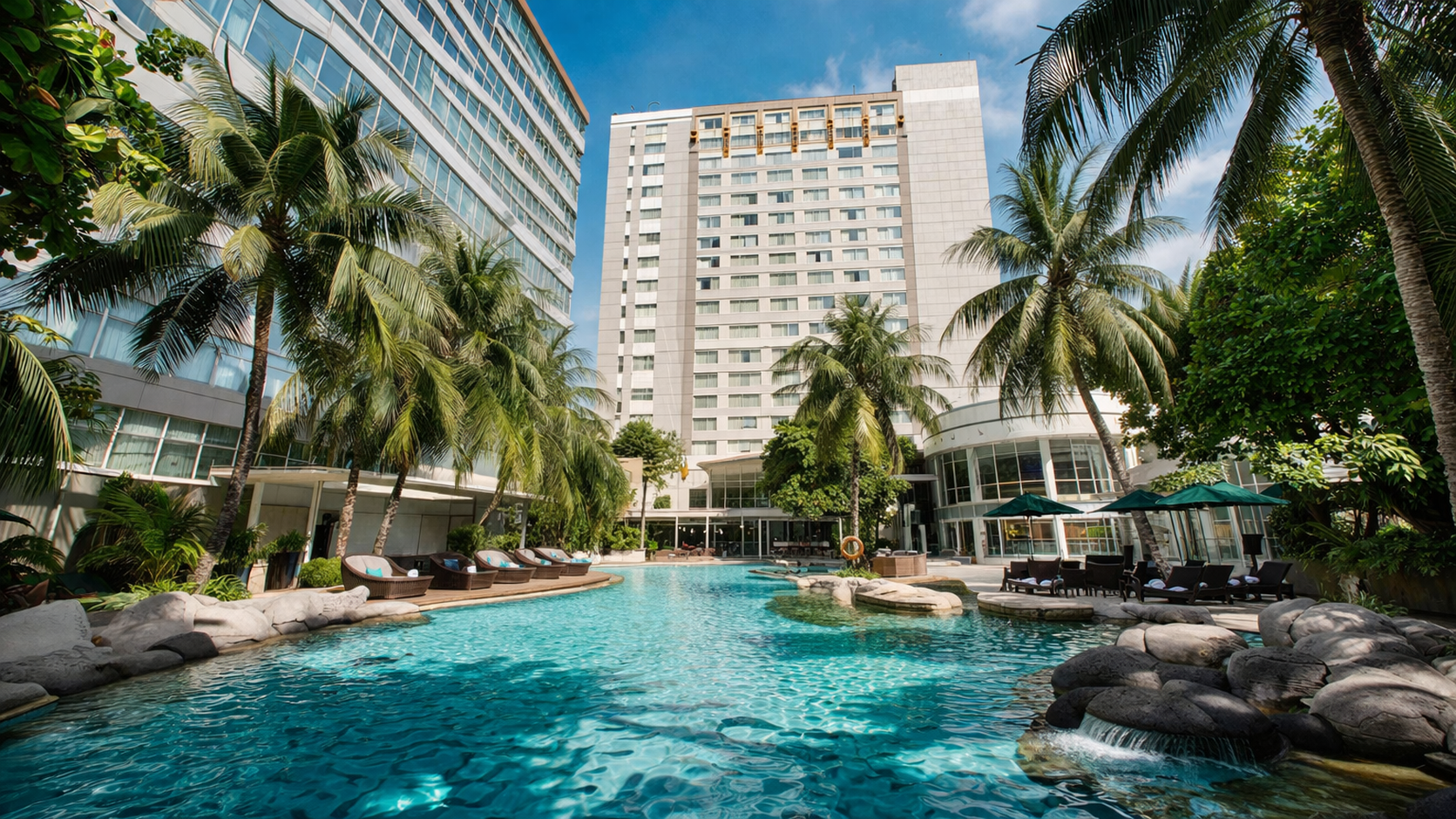 Area outdoor hotel di BSD seperti kolam renang dan taman